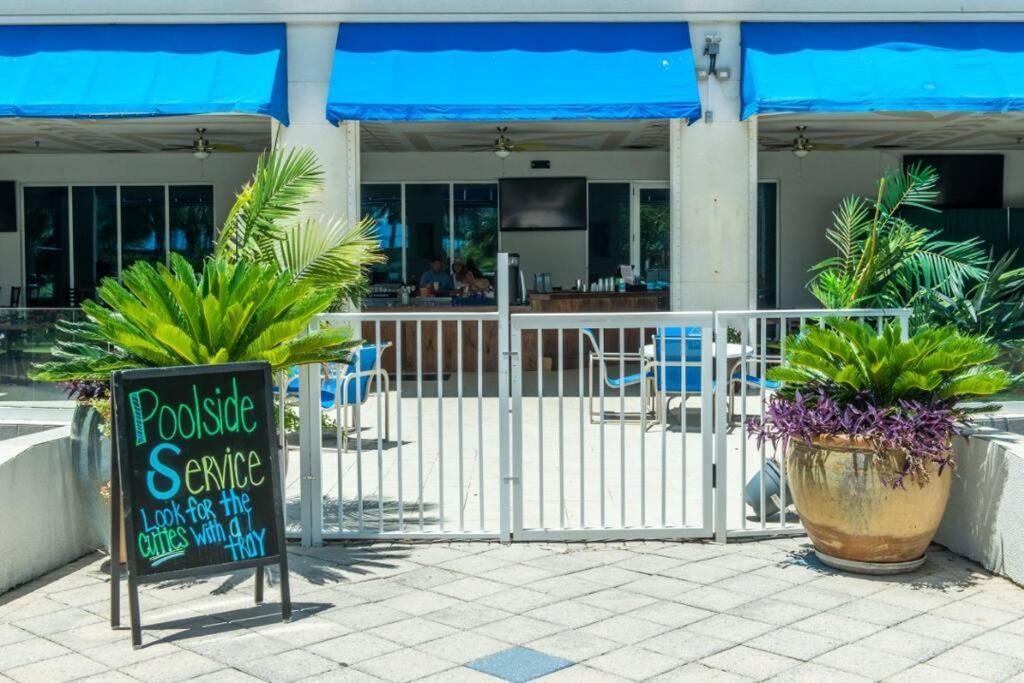Apartment Beautiful Junior Near The Palms In *